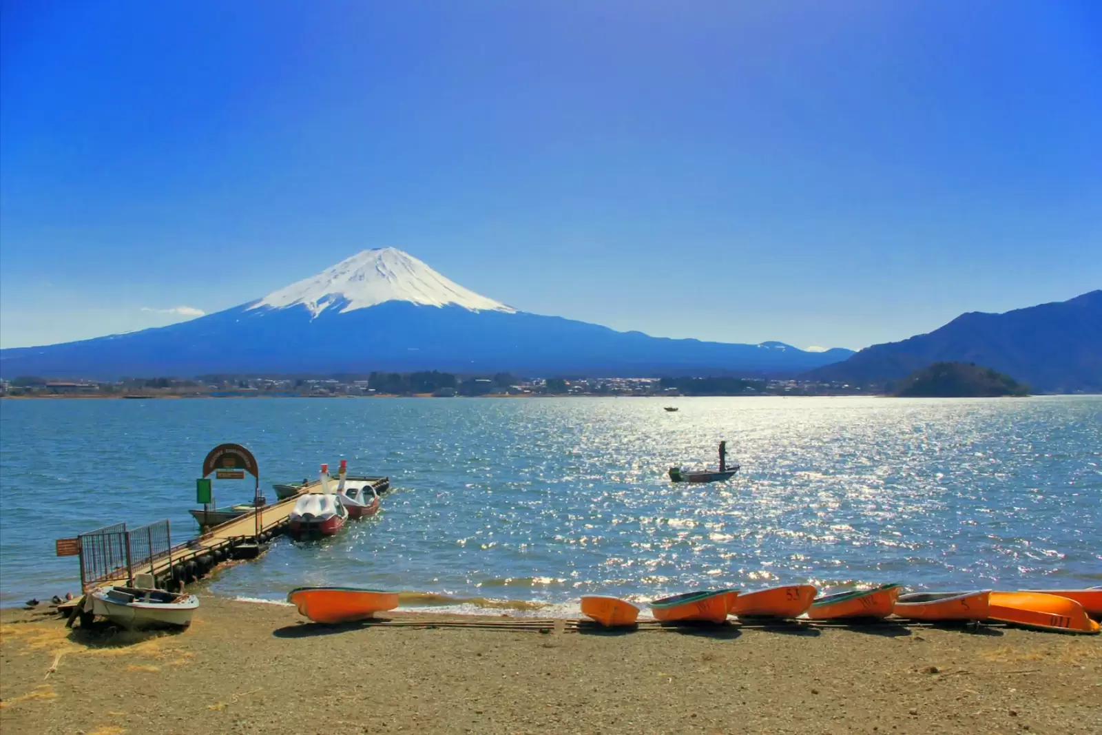 boats on kawaguchiko lake with fuji mountain background boats on kawaguchiko lake with fuji mountain background
