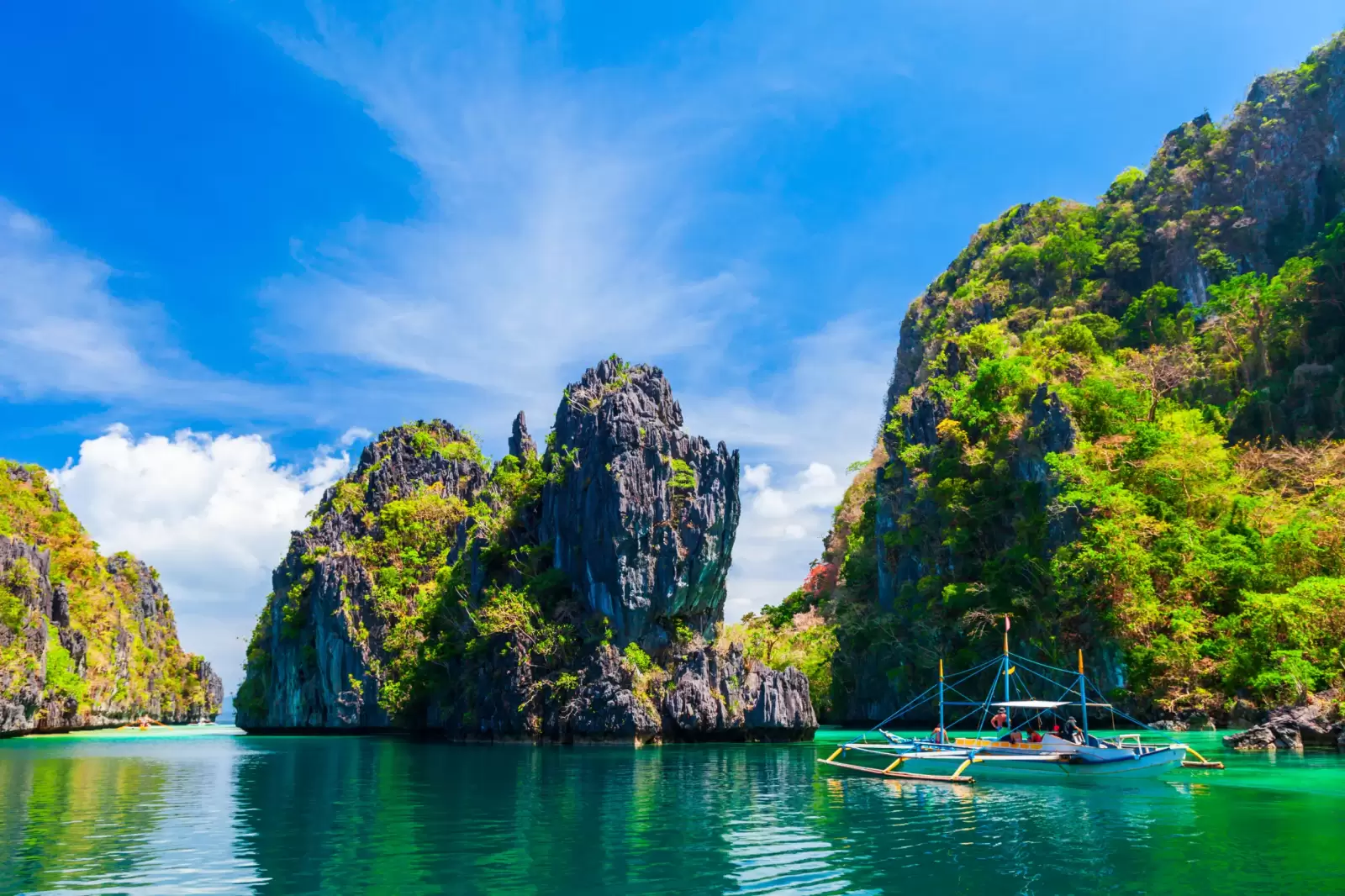 filipino boat bangka or banca at the blue lagoon in el nido province palawan filipino boat bangka or banca at the blue lagoon in el nido province palawan