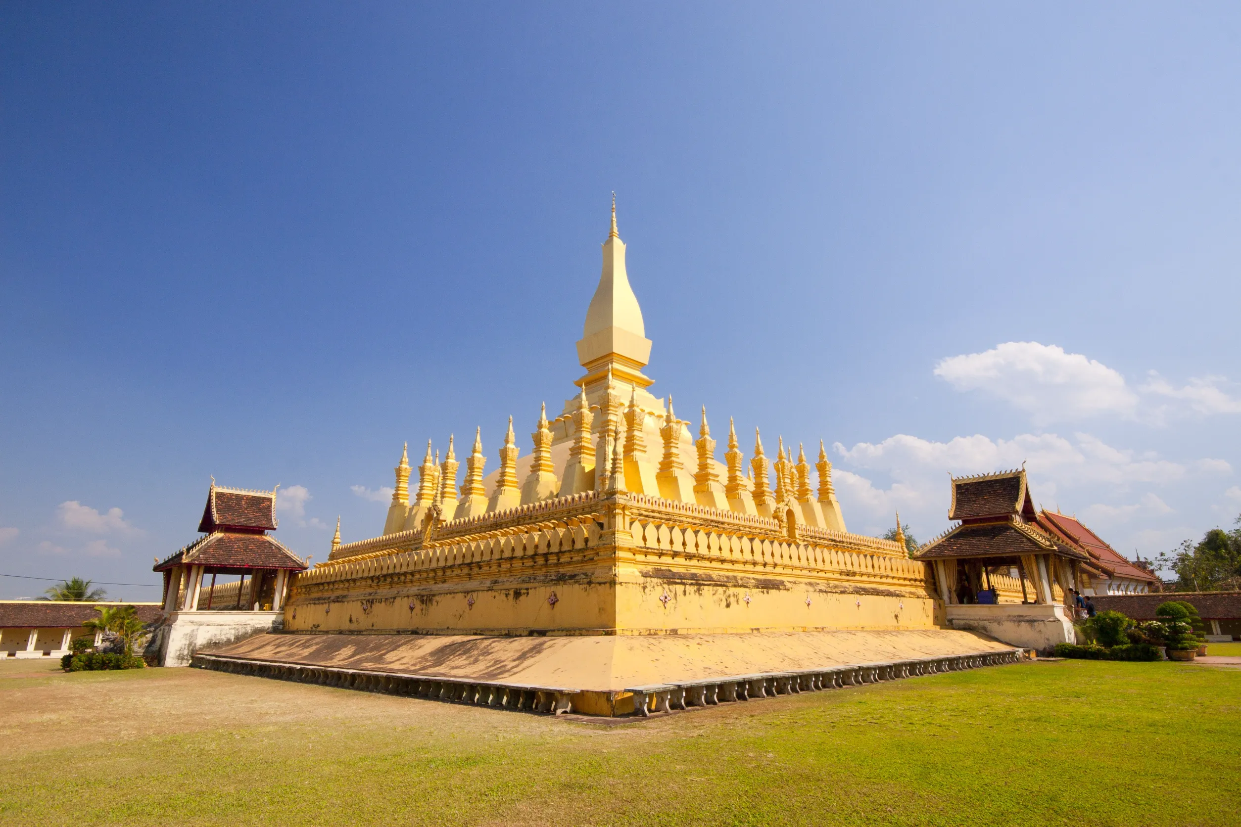 golden pagada in wat pha that luang vientiane laos golden pagada in wat pha that luang vientiane laos