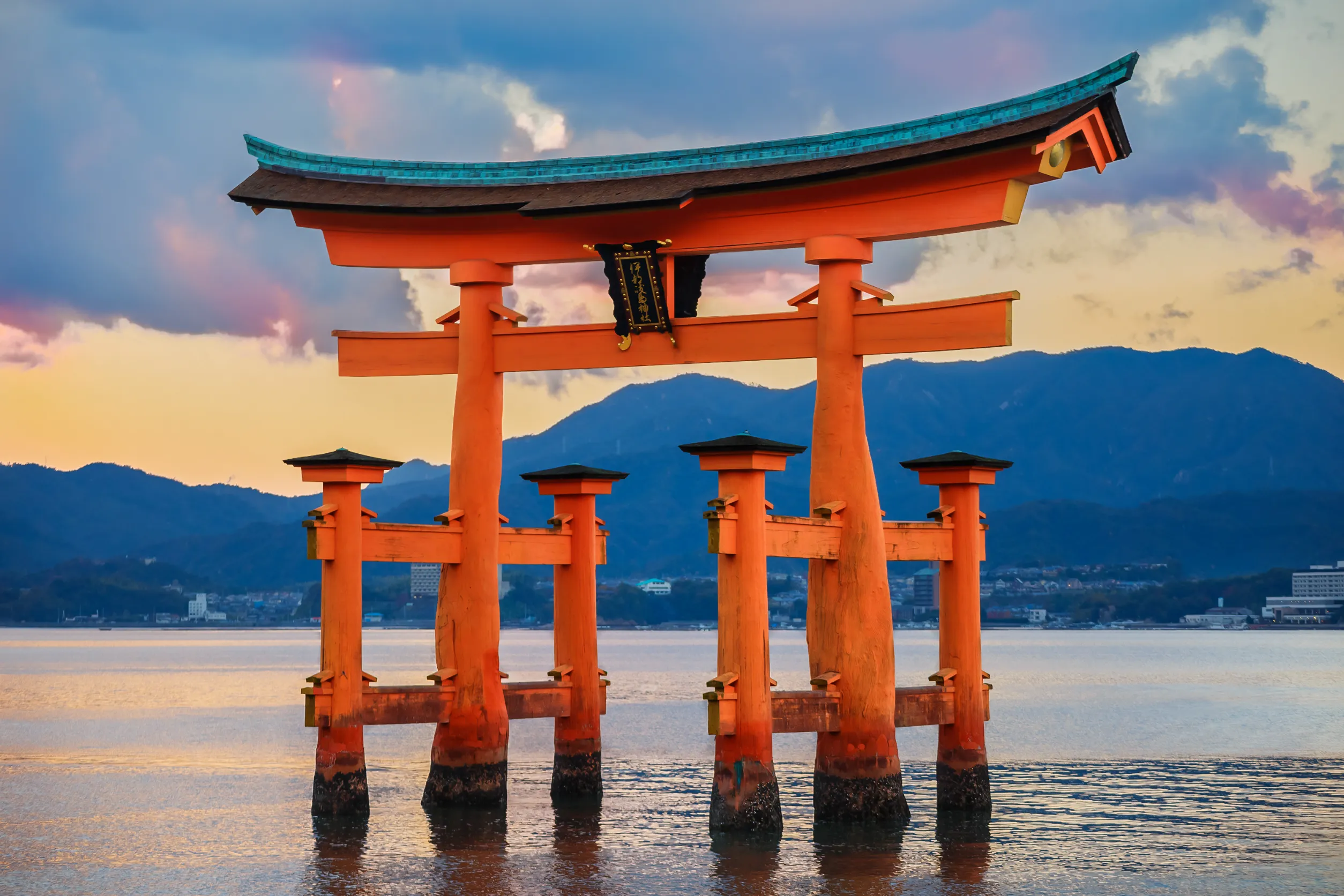 great floating gate o torii on miyajima island great floating gate o torii on miyajima island
