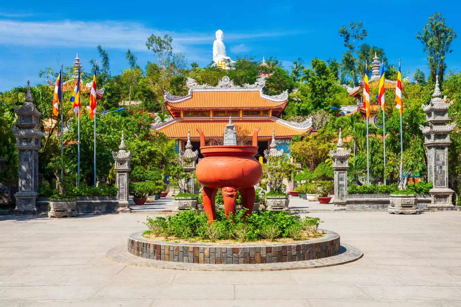 long son pagoda or chua long son is a buddhist temple in the city