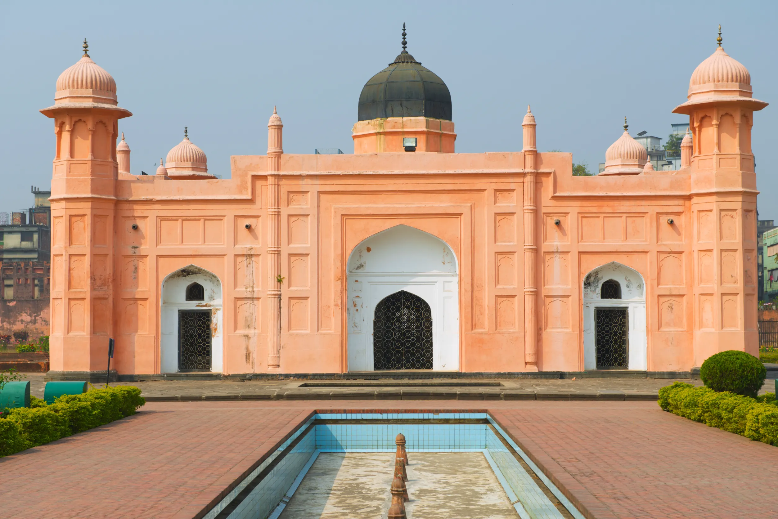 mausoleum of bibipari in lalbagh fort dhaka bangladesh mausoleum of bibipari in lalbagh fort dhaka bangladesh