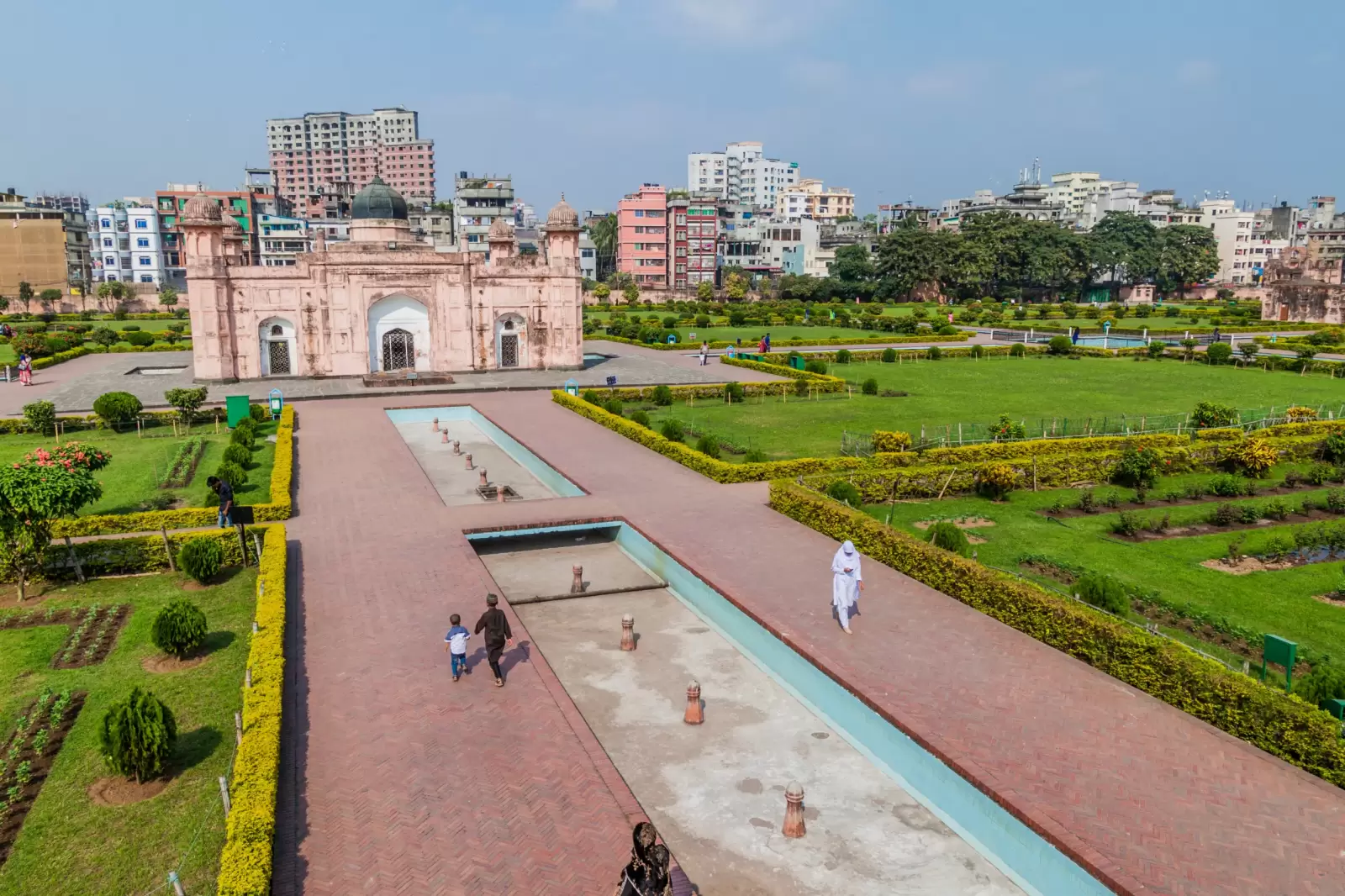 mausoleum of pari bibi and surrounding garden of lalbagh fort