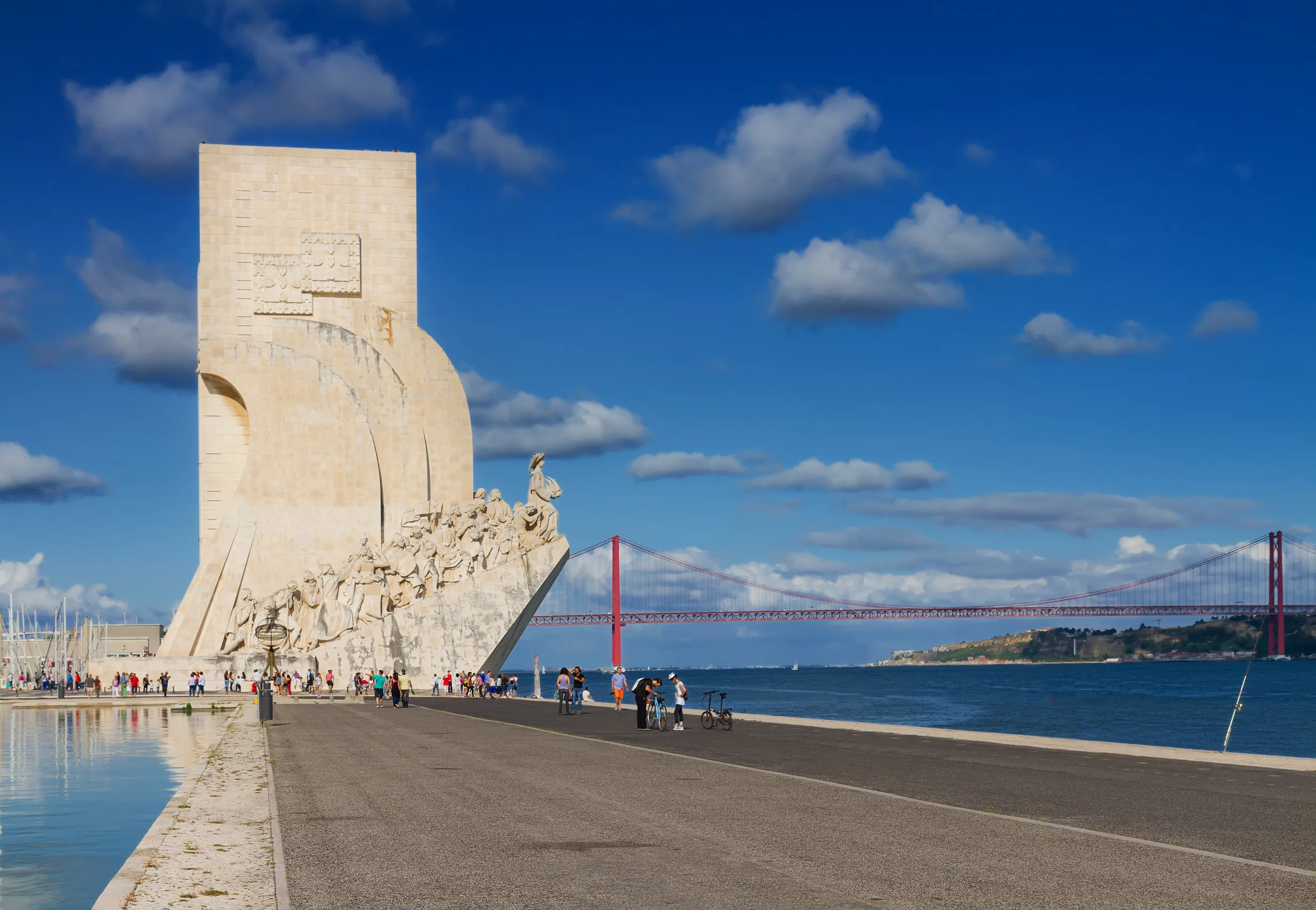 padrao dos descobrimentos monument to the discoveries on bank padrao dos descobrimentos monument to the discoveries on bank