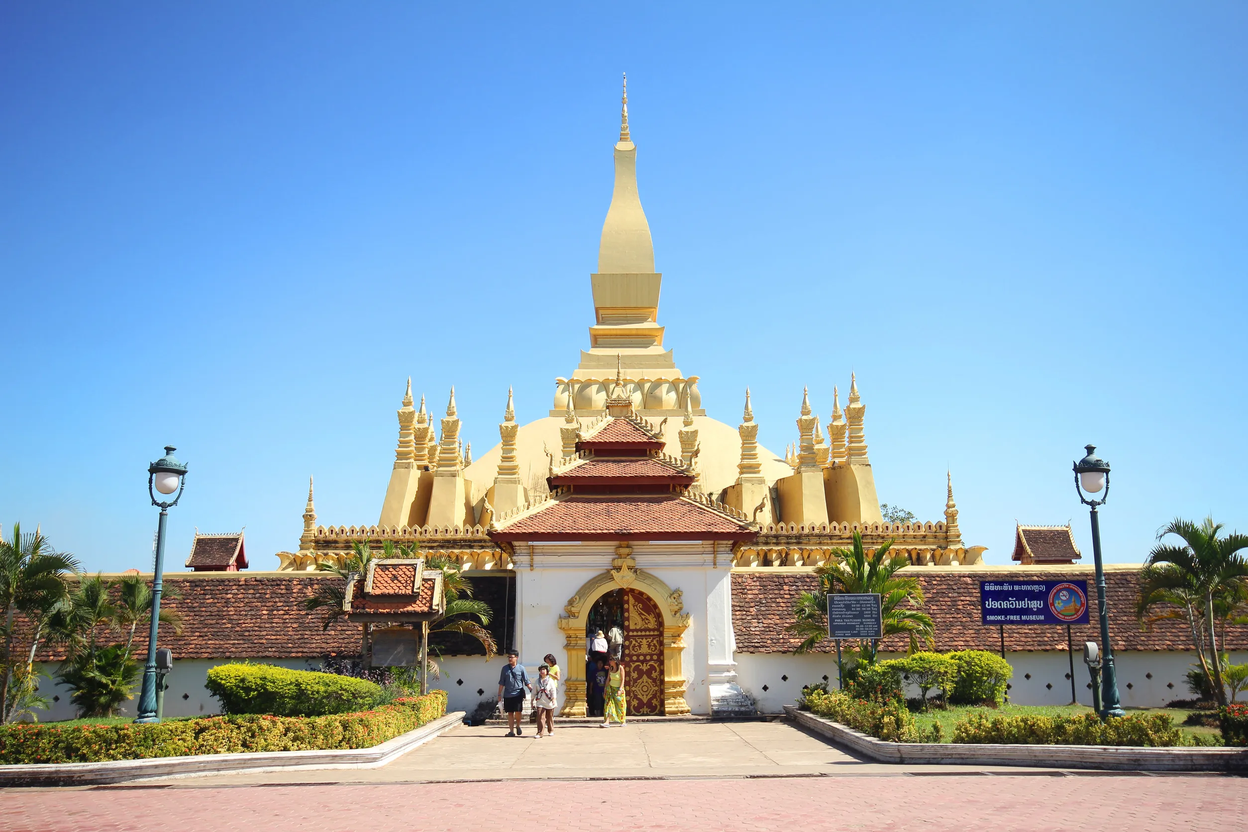 pha tat luang golden temple of vientiane
