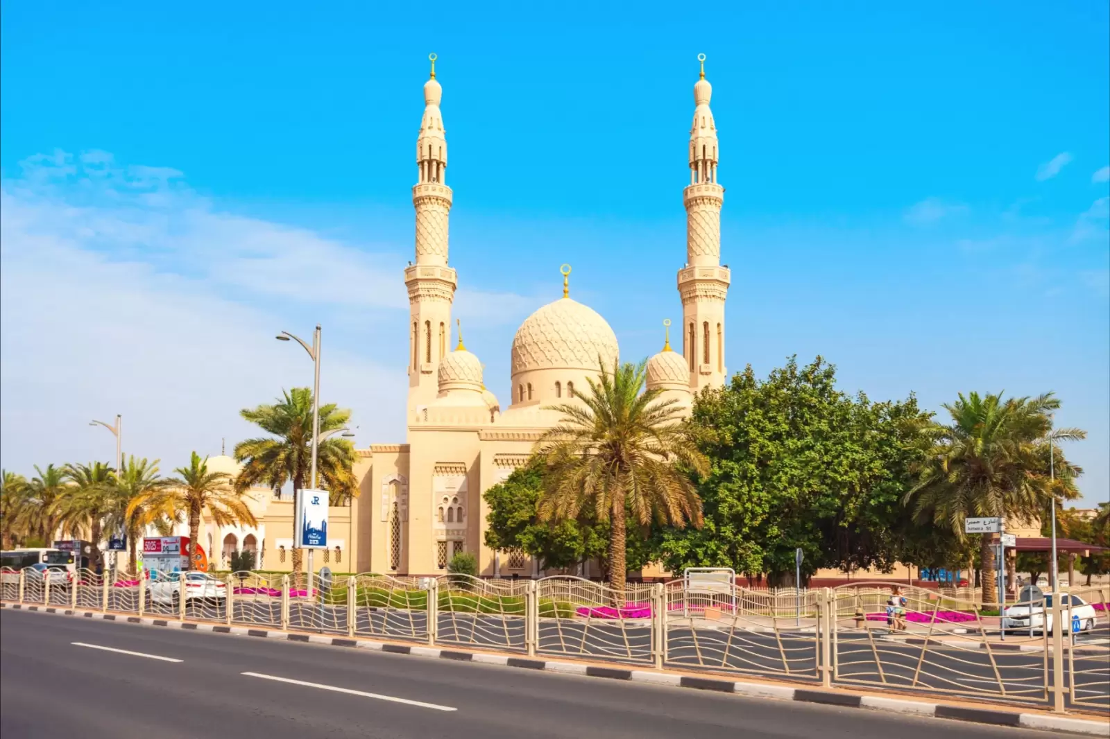 the jumeirah mosque in dubai united arab emirates the jumeirah mosque in dubai united arab emirates