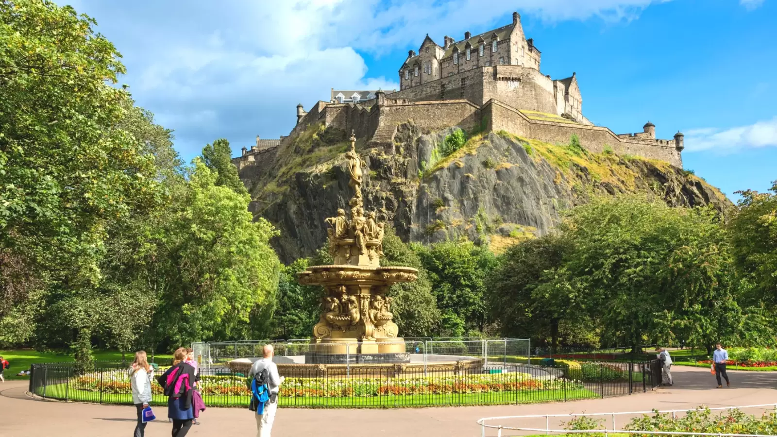 the ross fountain and famou castle in edinburgh united kingdom the ross fountain and famou castle in edinburgh united kingdom